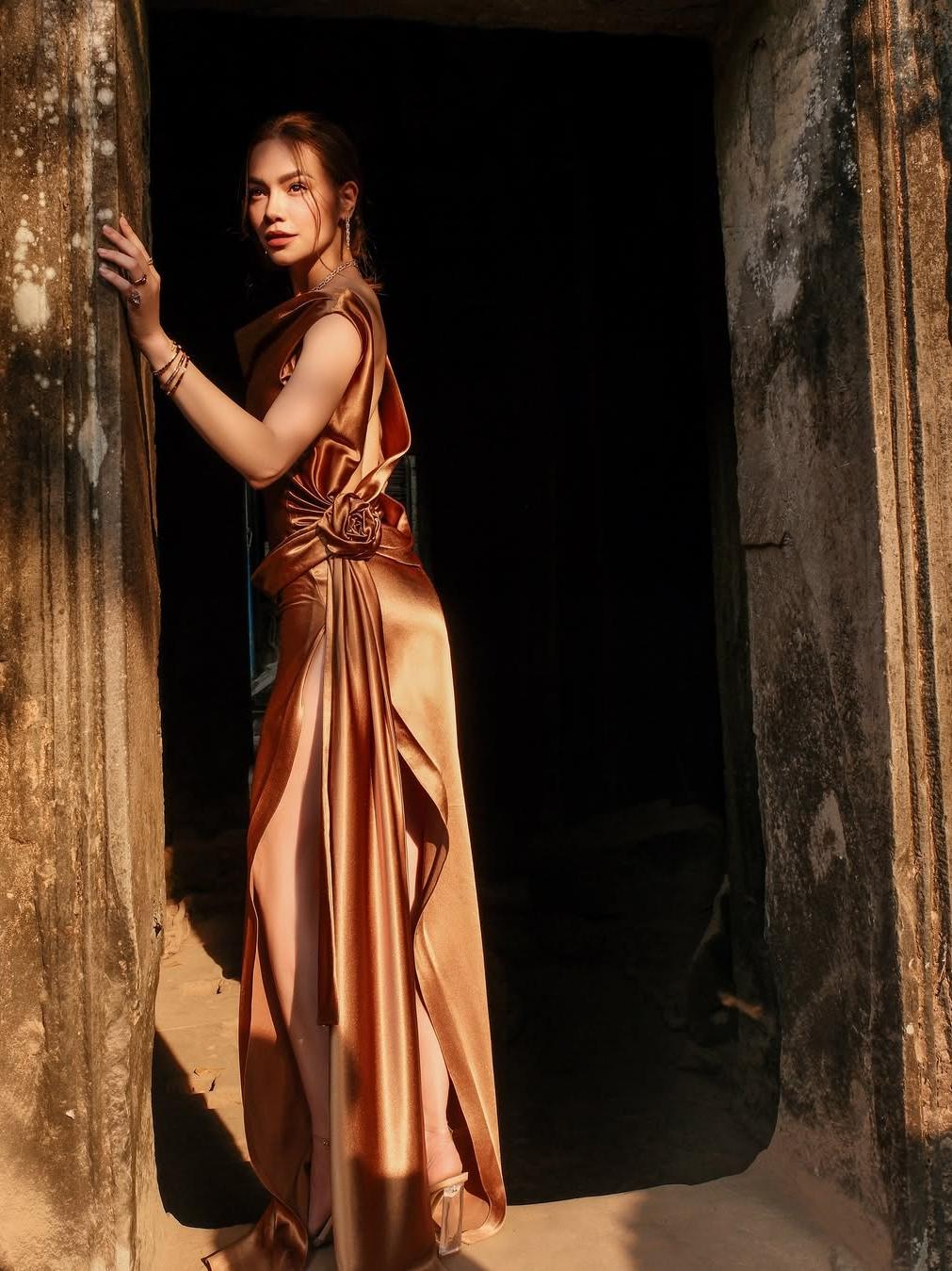 3d Rose Applique Backless Slit Maxi Dress